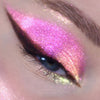 Nahaufnahme eines Auges mit dramatischem Eyeliner und pink schimmerndem Opal Moonstone Loose Multichrome Eyeshadow in Cutie Pie.