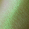 Nahaufnahme der Textur des Opal Moonstone Loose Multichrome Eyeshadow Lucky Charm; ein grün schimmerndes Pigment.