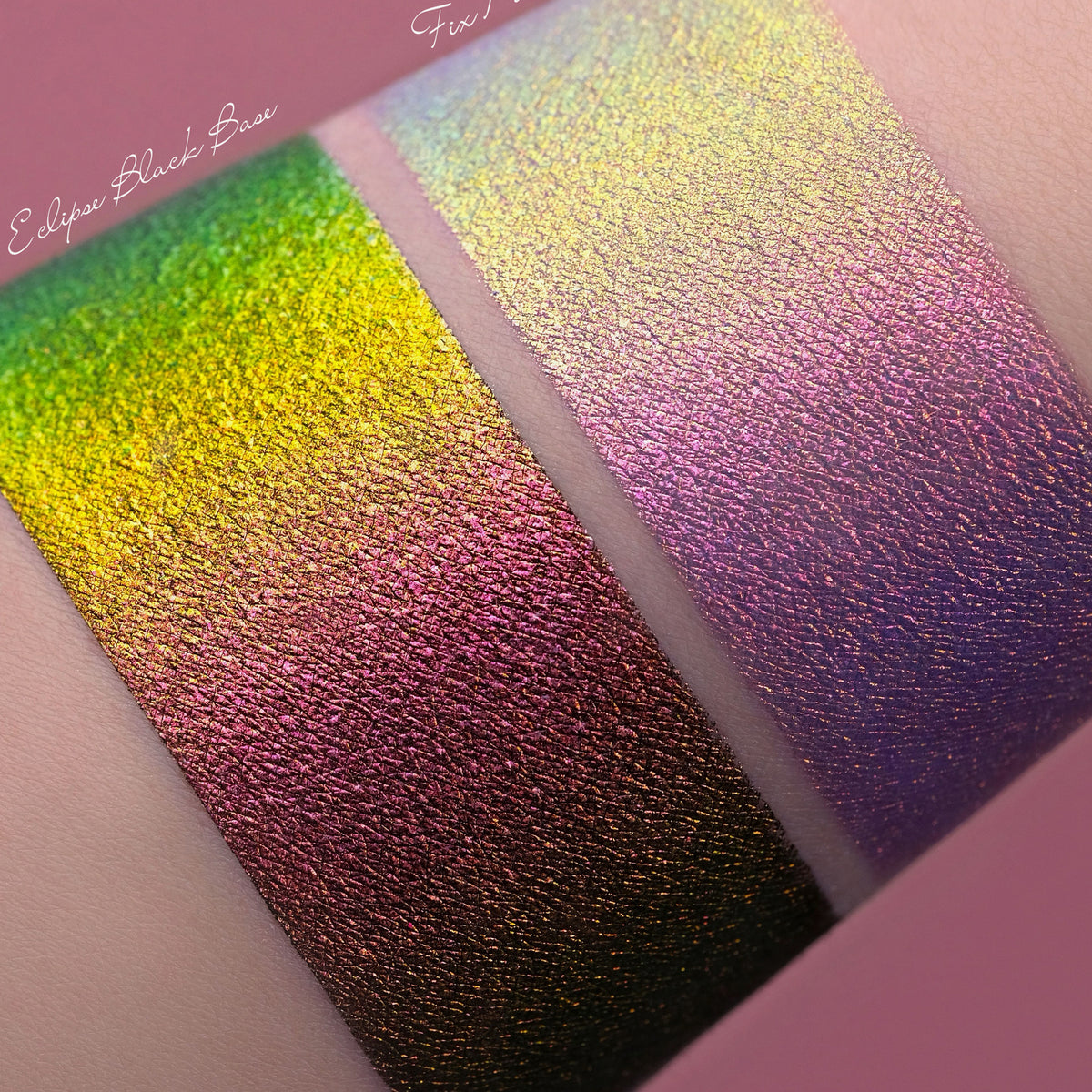 Zwei Muster des Opal Multichrome Loose Eyeshadow Happy Bunny mit unterschiedlichen Grundierungen; eins mit der Black Base (grün-rosé), eins mit der Fix Potion (hellgrün-lila-pink).