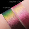 Zwei schimmernde Muster des Opal Multichrome Loose Eyeshadow Romance mit unterschiedlichen Grundierungen; eins mit der Black Base (grün-rosé), eins mit der Fix Potion (pink-gelb).