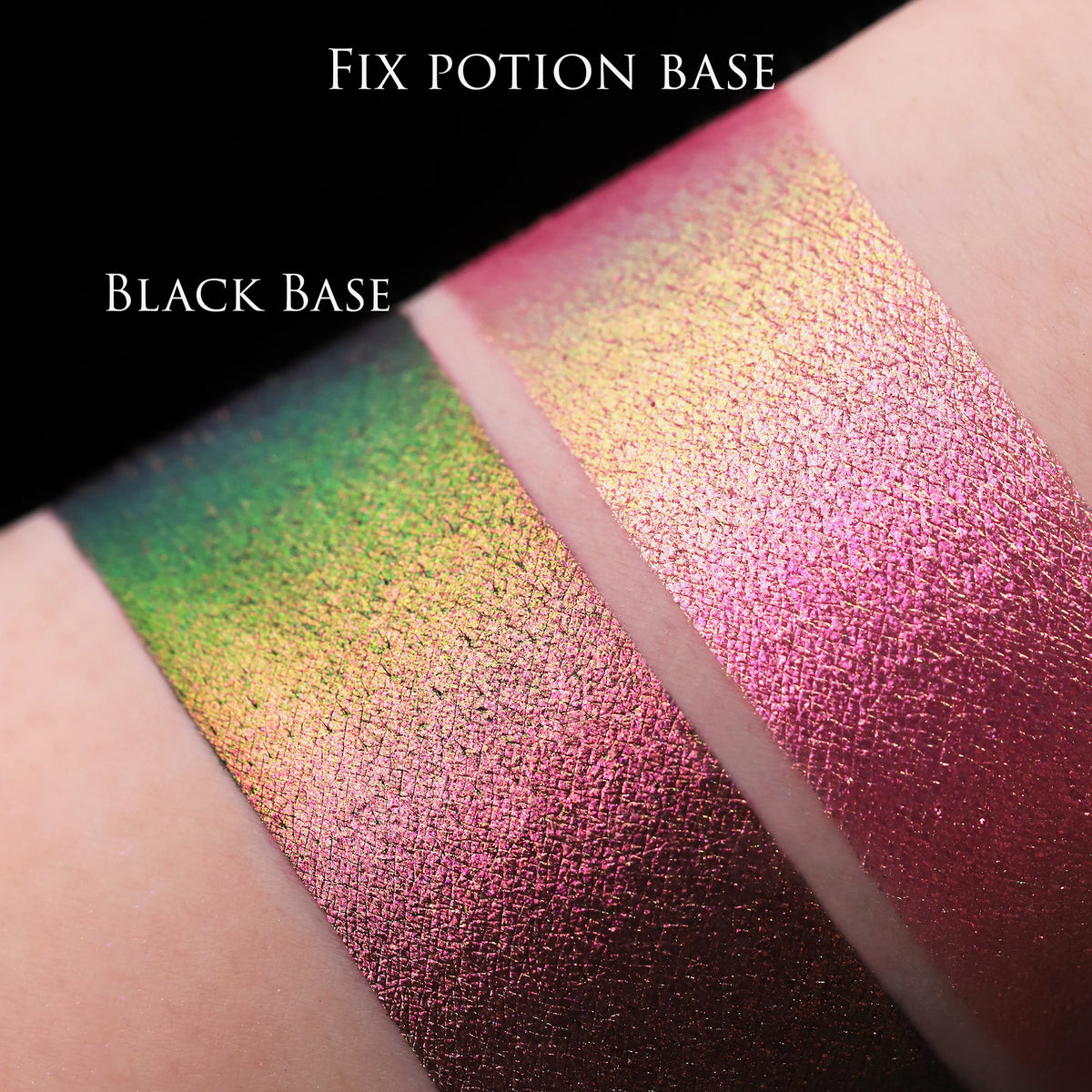 Zwei schimmernde Muster des Opal Multichrome Loose Eyeshadow Romance mit unterschiedlichen Grundierungen; eins mit der Black Base (grün-rosé), eins mit der Fix Potion (pink-gelb).