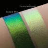 Zwei schimmernde Muster des Opal Multichrome Loose Eyeshadow Teddy Bear mit unterschiedlichen Grundierungen; eins mit der Black Base (blau-grün), eins mit der Fix Potion (hellgrün).
