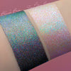 Zwei schimmernde Muster des Opal Multichrome Loose Eyeshadow Velvet Dreams mit unterschiedlichen Grundierungen; eins mit der Black Base (blau-grün), eins mit der Fix Potion (opal).