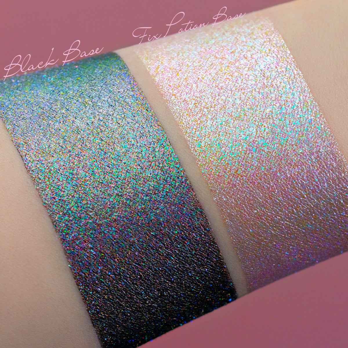 Zwei schimmernde Muster des Opal Multichrome Loose Eyeshadow Velvet Dreams mit unterschiedlichen Grundierungen; eins mit der Black Base (blau-grün), eins mit der Fix Potion (opal).