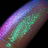 Eine Fingerspitze zeigt den Opal Shadow Potion Silky Gel Eyeshadow und enthüllt schimmernde, schillernde Grün-, Blau- und Lilatöne.