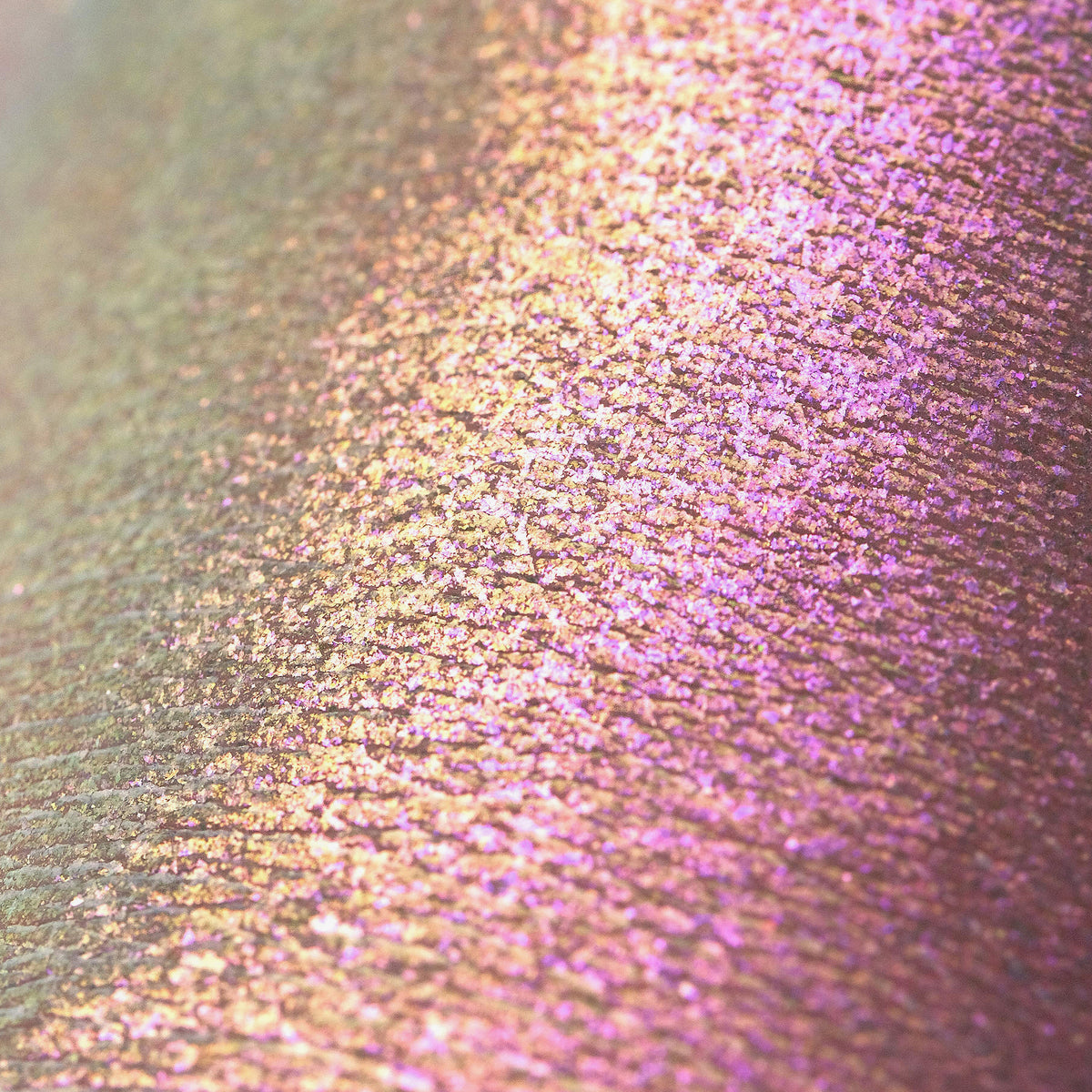 Nahaufnahme des seidigen Opal Shadow Potion Silky Gel Eyeshadow Cozy; grünlich und rosa schimmernd auf der Haut.