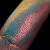Nahaufnahme des seidigen Opal Shadow Potion Silky Gel Eyeshadow Pillow Fight; gold und rosé schimmernd auf der Haut.