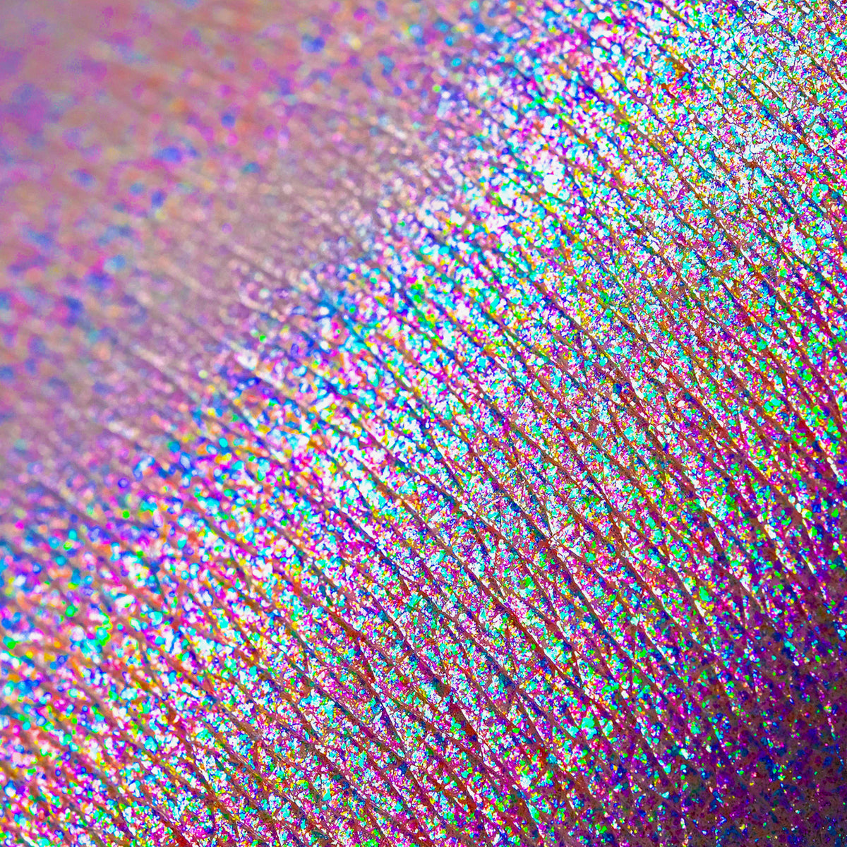 Nahaufnahme des seidigen Opal Shadow Potion Silky Gel Eyeshadow Velvet Dreams; lila und opal schimmernd auf der Haut.