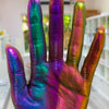 Eine Hand die metallisch in unterschiedlichen Farben des Original Multichrome Loose Eyeshadow leuchtet, daruner Slumber Party (blau-lila), Lullaby (grün-türkis), Night Terror (lila), Bed Bug (pink-grün), Day Dream (pink-gelb).