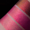 Drei schimmernde Muster des Pastel Duochromes Loose Eyeshadow Blossom mit unterschiedlichen Grundierungen in unterschiedlichen Intensivitäten.