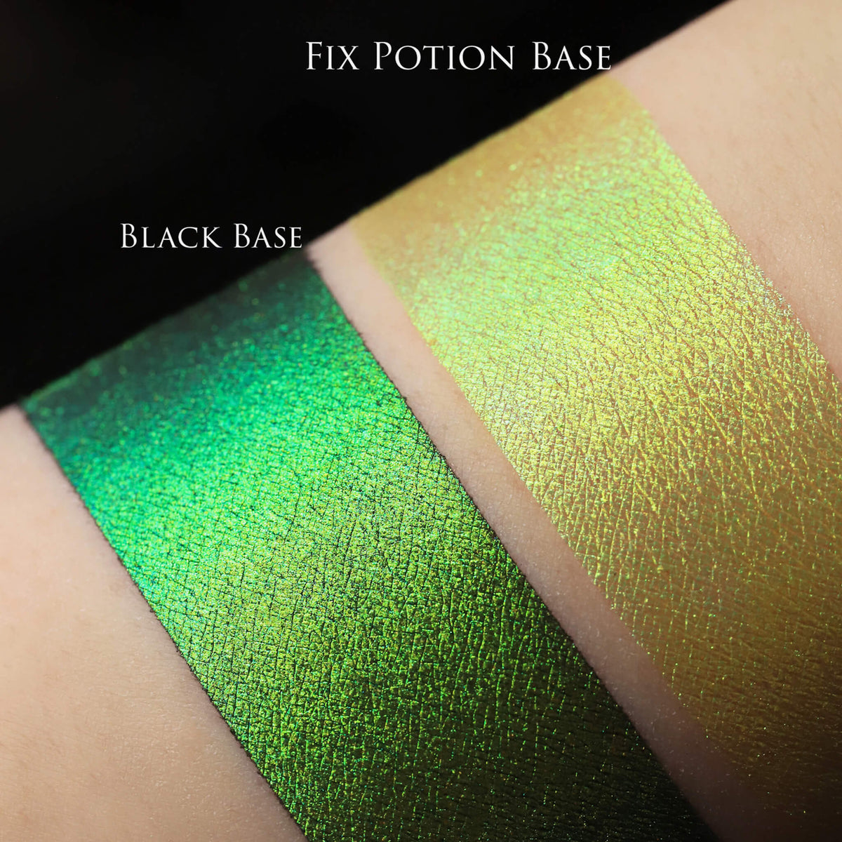 Zwei schimmernde Muster des Pastel Duochromes Loose Eyeshadow Buttercup mit unterschiedlichen Grundierungen; eins mit der Black Base (grün), eins mit der Fix Potion (hellgelb-grün).