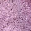 Nahaufnahme der Textur des Pastel Duochromes Loose Eyeshadow Cupcake; ein hellviolett schimmerndes Pigment.