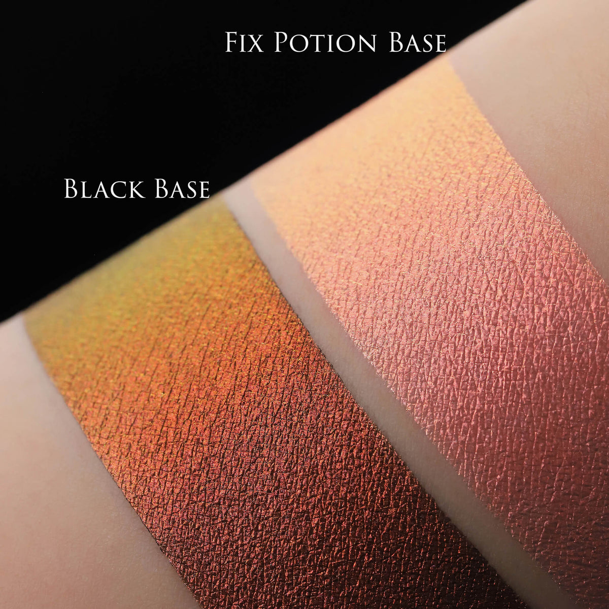 Zwei schimmernde Muster des Pastel Duochromes Loose Eyeshadow Pigtails mit unterschiedlichen Grundierungen; eins mit der Black Base (rostorange), eins mit der Fix Potion (hellorange).