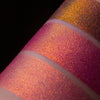 Drei pink-orange schimmernde Muster des Pastel Duochromes Loose Eyeshadow Sherbet mit unterschiedlichen Grundierungen und unterschiedlichen Intensitäten.