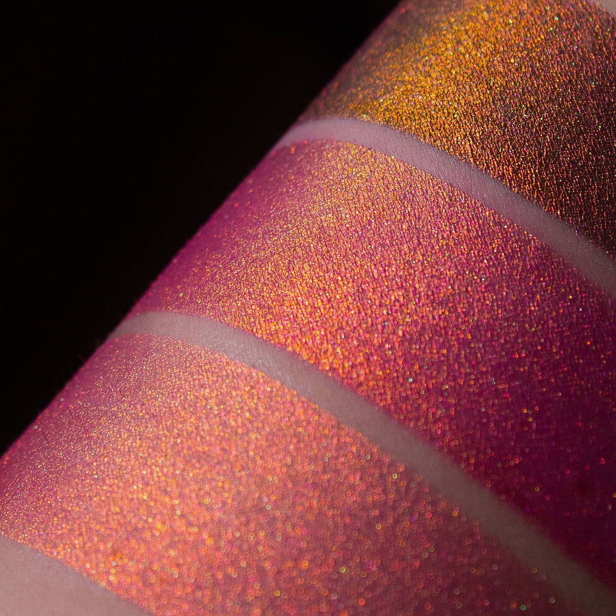 Drei pink-orange schimmernde Muster des Pastel Duochromes Loose Eyeshadow Sherbet mit unterschiedlichen Grundierungen und unterschiedlichen Intensitäten.