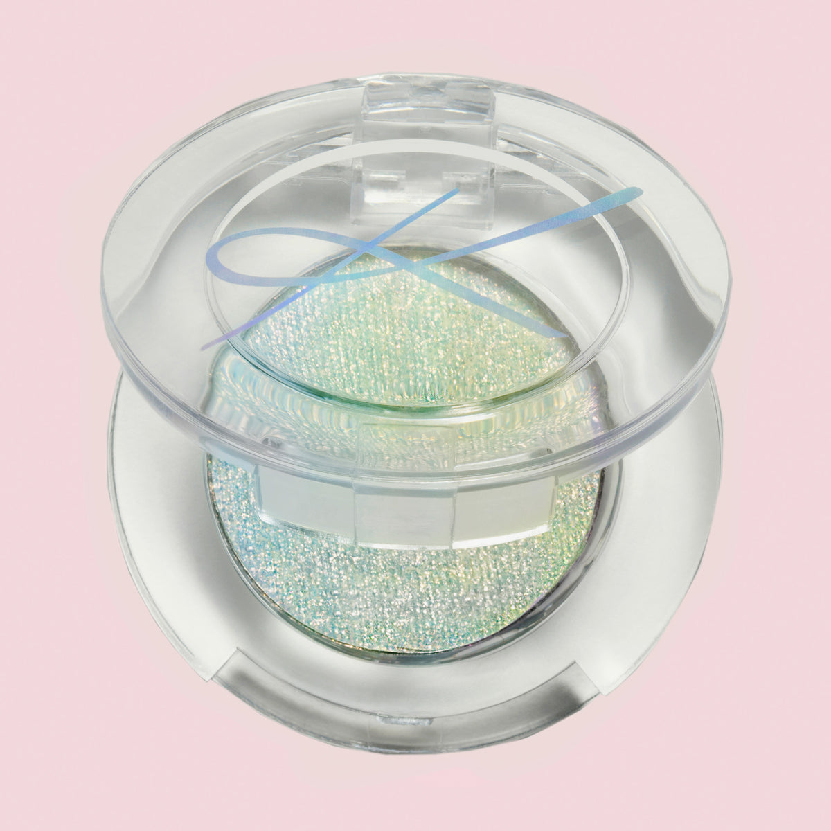 Kompaktdose des Pressed Opal Multichrome Eyeshadow Beauty Sleep auf blassrosa Hintergrund.
