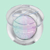 Kompaktdose des Pressed Opal Multichrome Eyeshadow Rockabye Baby auf blassgrünem Hintergrund.