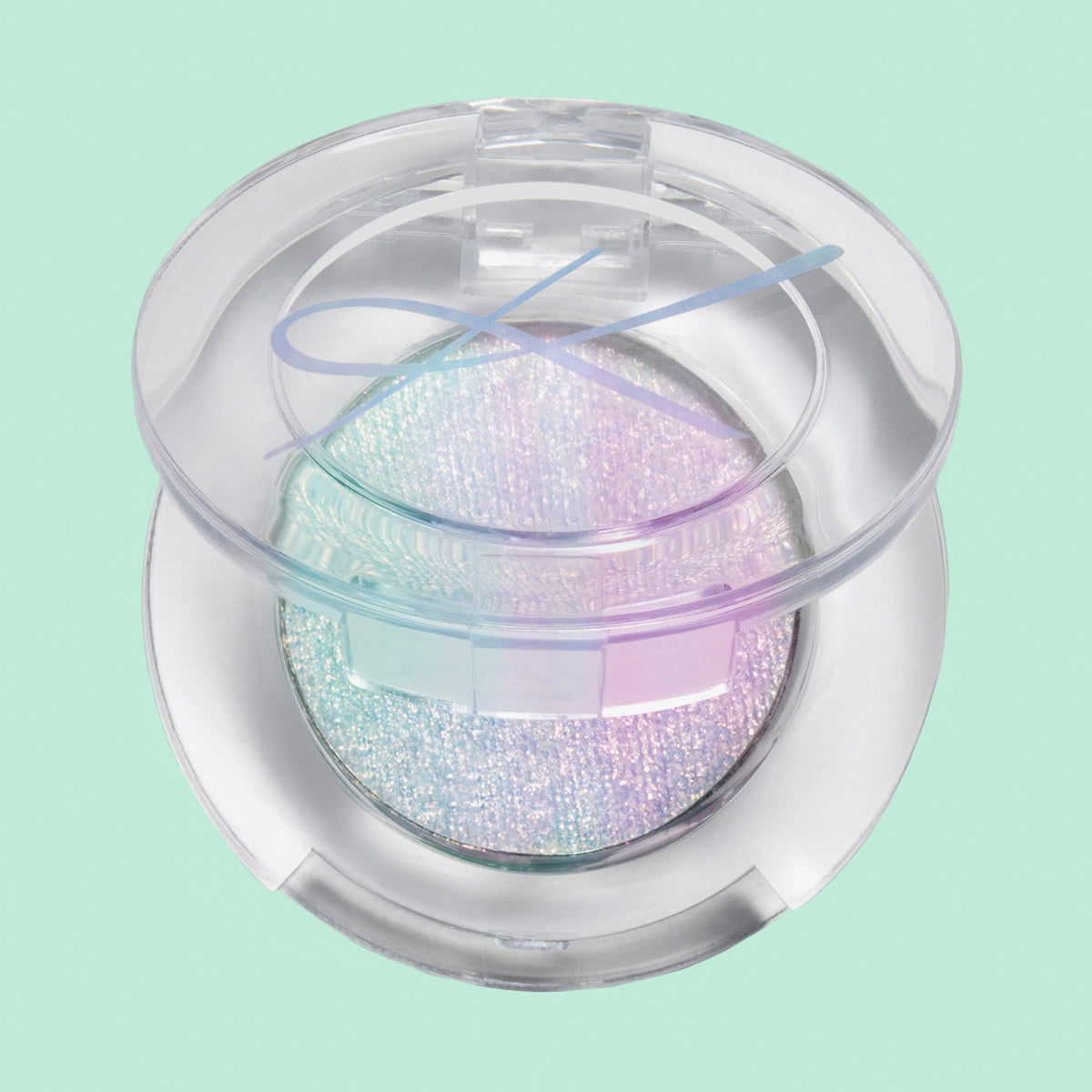 Kompaktdose des Pressed Opal Multichrome Eyeshadow Rockabye Baby auf blassgrünem Hintergrund.