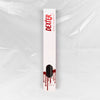 Weiße Schachtel Dexter Lip Oil Aconite von Lethal Cosmetics mit Bluttropfen-Design und Logo auf einem Folienhintergrund.