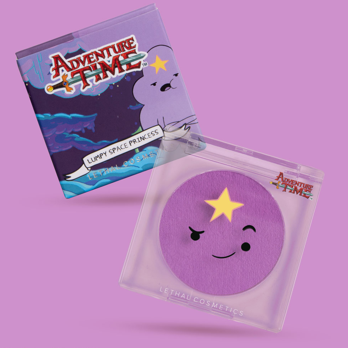 Schachtel und Kompaktdose des Lethal Cosmetics Adventure Time Blush Lumpy Space Princess auf lila Hintergrund.