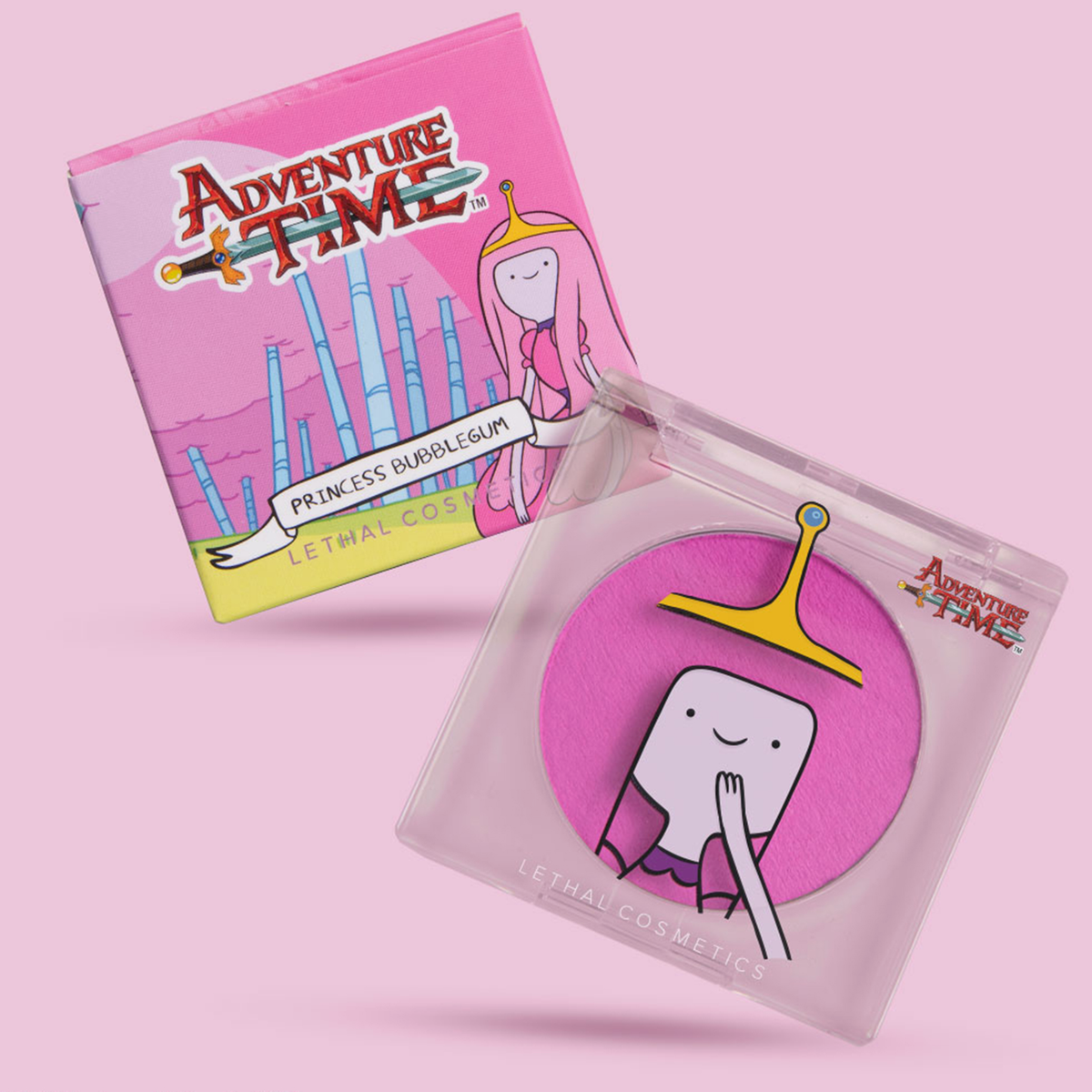 Schachtel und Kompaktdose des Lethal Cosmetics Adventure Time Blush Princess Bubblegum auf pastellrosa Hintergrund.