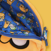 Nahaufnahme des Innenstoffs der Adventure Time Jake Makeup Bag mit Abbildungen von Finn The Human und Jake The Dog auf blauem Hintergrund.