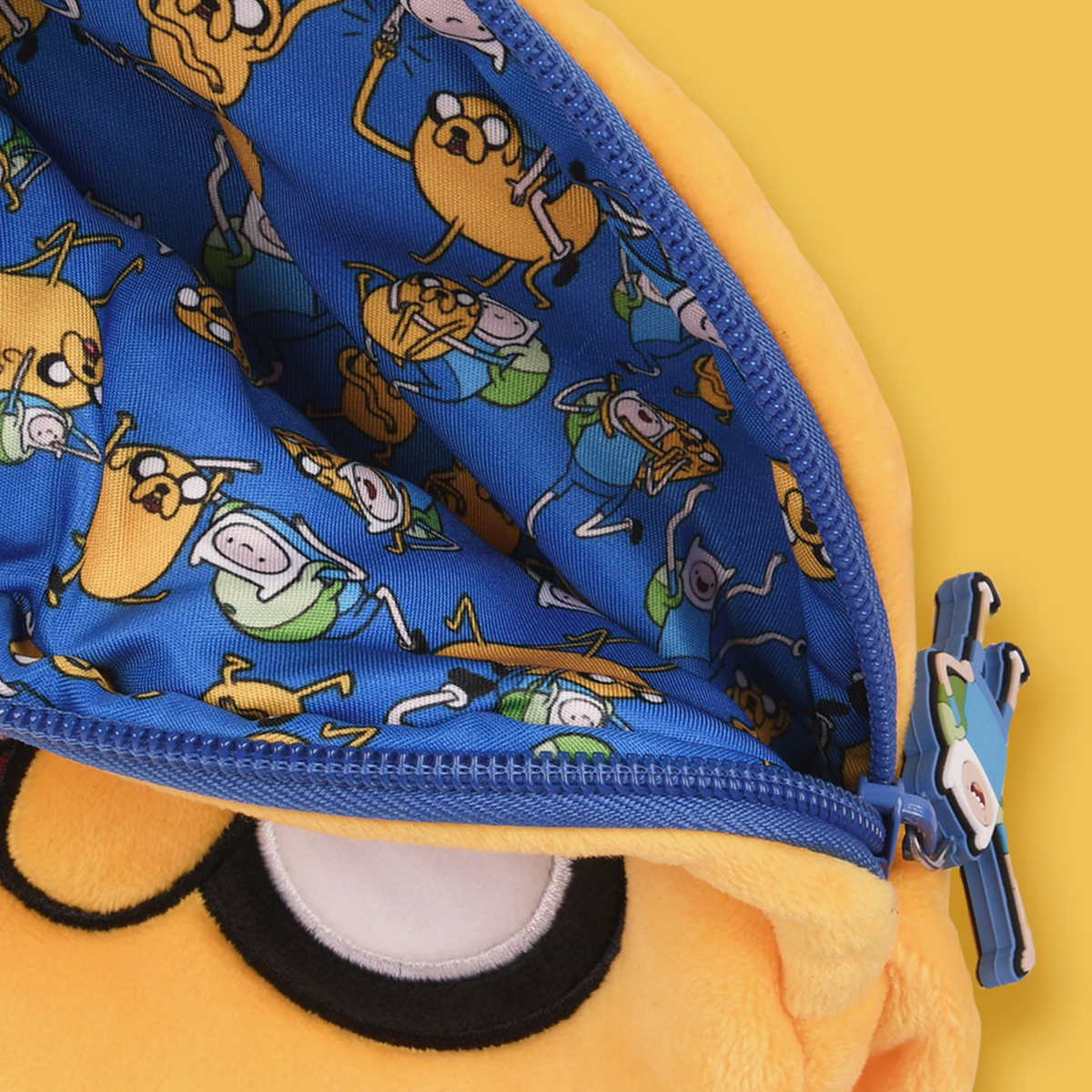 Nahaufnahme des Innenstoffs der Adventure Time Jake Makeup Bag mit Abbildungen von Finn The Human und Jake The Dog auf blauem Hintergrund.