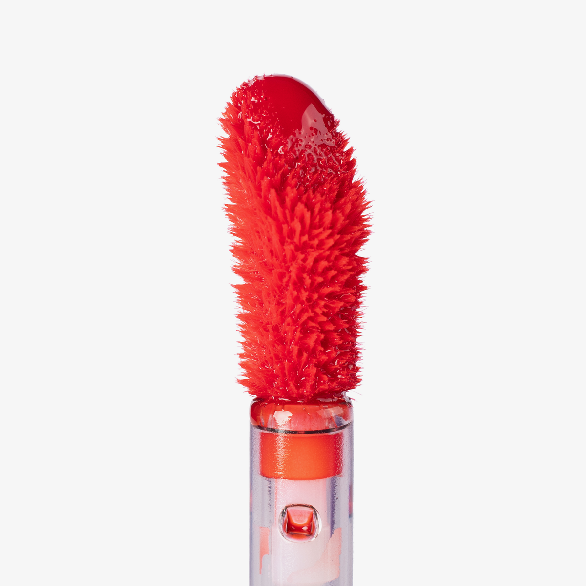Eine Nahaufnahme des Applikatorstabs der Infinity Lip Stains von Lethal Cosmetics mit leuchtend rotem Gloss an der Schwammspitze.