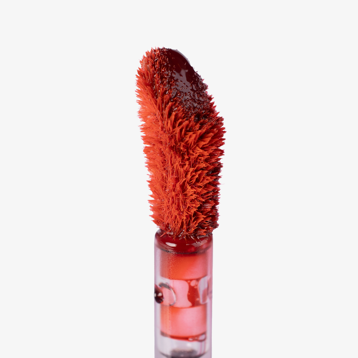 Nahaufnahme des Applikatorstifts der Infinity Lip Stains von Lethal Cosmetics in Rot auf weißem Hintergrund.