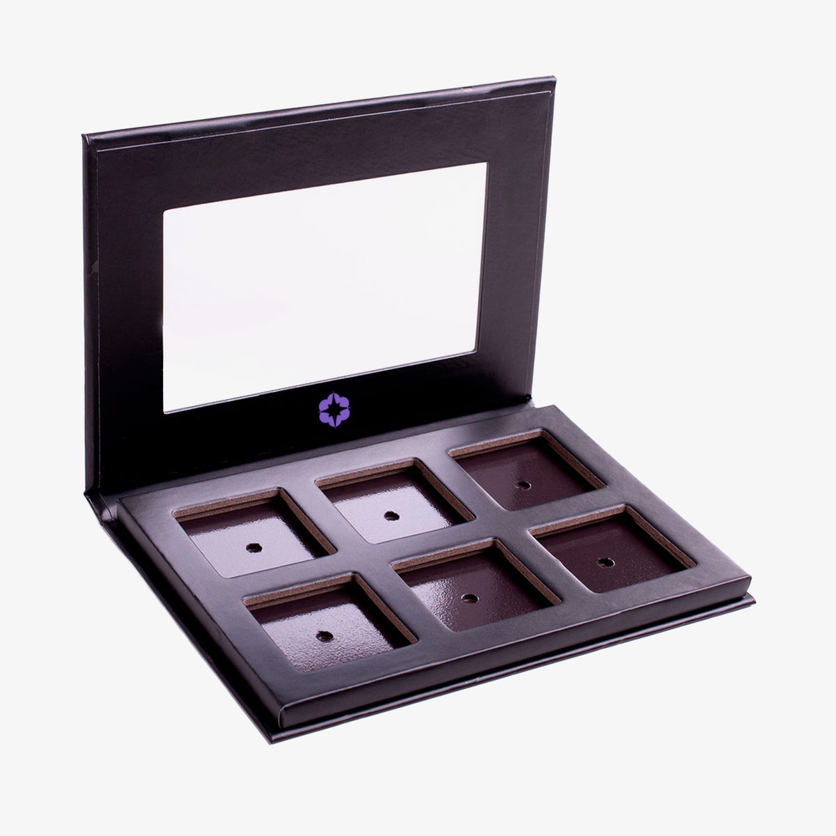 Die MAGNETIC™ Customizable Palette von Lethal Cosmetics hat sechs quadratische Pfännchen und einen großen Innenspiegel.