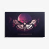 Die Midnight Serenade Magnetic™ Pressed Powder Palette von Lethal Cosmetics mit Motten- und Totenkopfdesign, einen violetten Mondhintergrund und das Logo von Lethal Cosmetics.
