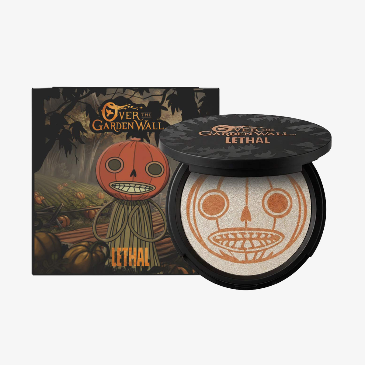Ein runder „Pottsfield“-Highlighter von Lethal Cosmetics mit einem Kürbisgesicht neben seiner herbstlich gestalteten „Over the Garden Wall“-Verpackung.