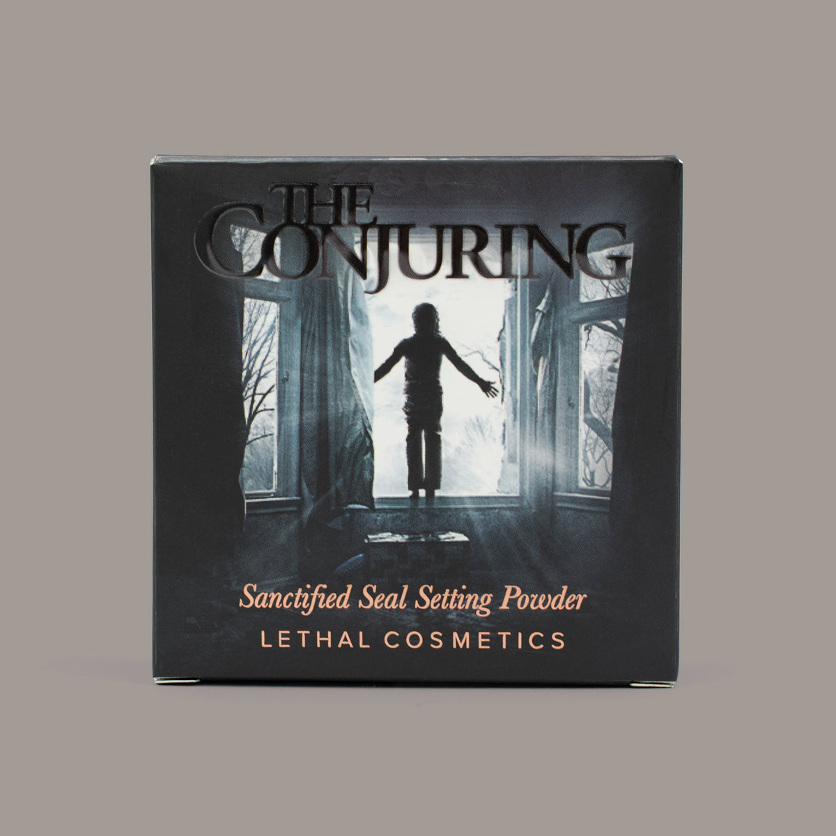 Das „The Conjuring Sanctified Seal Setting Powder“ von Lethal Cosmetics, inspiriert von „The Conjuring“, besticht durch ein Design mit Fenstersilhouetten.