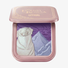 Der „Naga Blushlighter“ von Lethal Cosmetics aus der „Legend of Korra“-Reihe enthält violette, blaue und weiße Farbtöne in einer rosafarbenen Metallhülle.