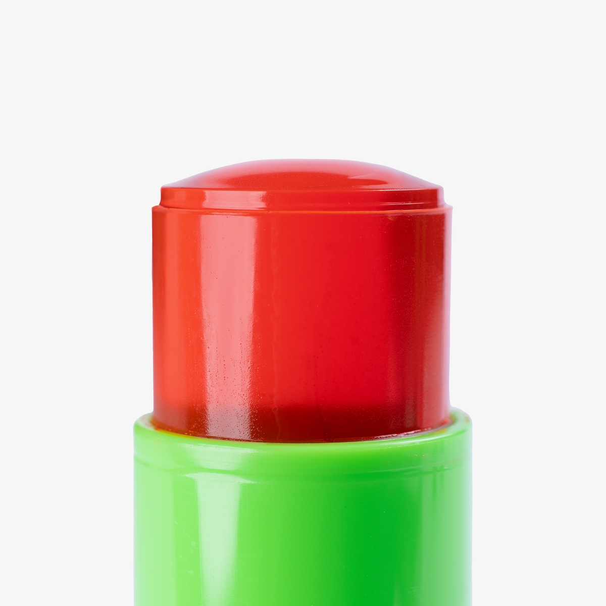 Nahaufnahme des roten The SpongeBob Movie Jelly Blush Stick von Lethal Cosmetics in der Farbe "Gary" auf weißem Hintergrund.