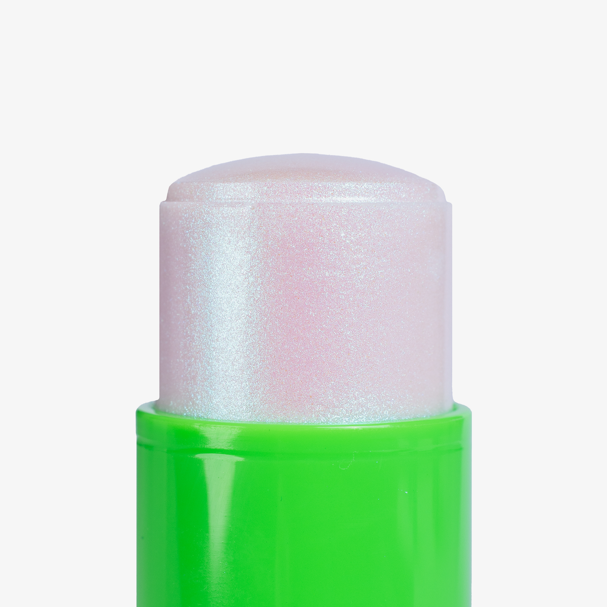 Nahaufnahme des The Spongbob Movie Jelly Highlighter Stick von Lethal Cosmetics in einem schimmernden Perlrosa in leuchtend grüner Tube ohne Deckel vor einem weißen Hintergrund.