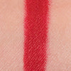 Kräftig rotes Muster des Crayon Anger von LH Cosmetics auf heller Haut.