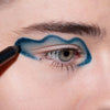 Nahaufnahme eines Auges mit wellenförmigem blau glitzerndem LH Cosmetics Crayon Atria Eyeliner-Look.