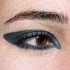 Nahaufnahme eines Auges zeigt einen kreativen grauen Eyeliner, der mit dem Crayon Grey von LH Cosmetics kreiert wurde.