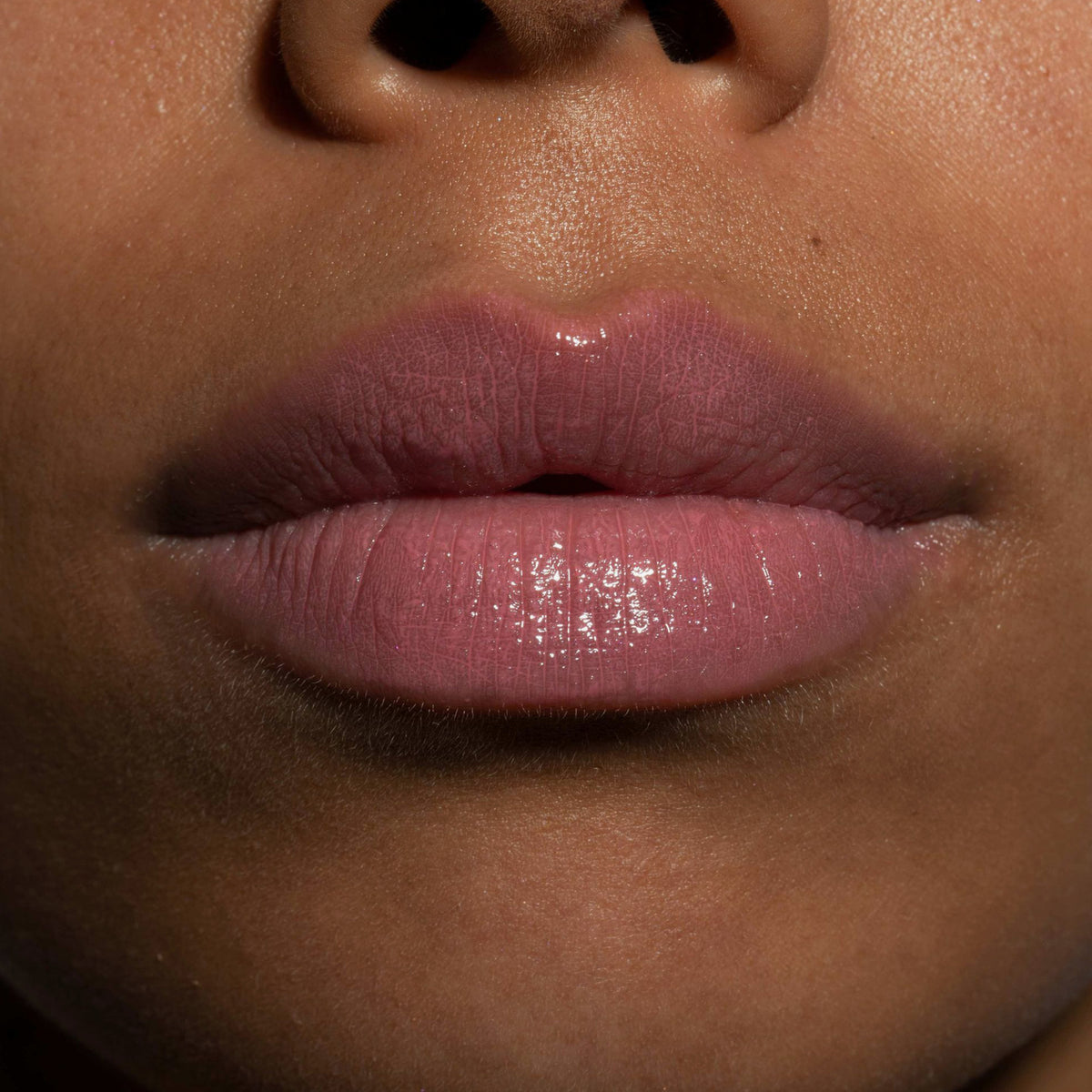Nahaufnahme von glänzenden, rosa Lippen mit dem Fantastick Lipstick Rosa von LH Cosmetics.