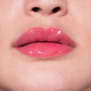 Nahaufnahme von Lippen einer Person mit hellem Teint mit pink glitzerndem Glazed Sugar Lipgloss von LH Cosmetics.