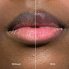 Nahaufnahme von Lippen einer Person mit dunklem Teint; links vor Anwendung des LH Cosmetics Gloil Plus und rechts danach mit hydrierten glänzenden Lippen.