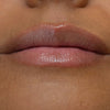 Nahaufnahme von Lippen mit einem natürlichen, glänzenden Finish erzielt mit dem LH Cosmetics Plush in der Farbe Cozy.