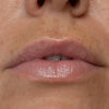 Nahaufnahme von Lippen mit einem natürlichen, glänzenden Finish erzielt mit dem LH Cosmetics Plush in der Farbe Dreamy.