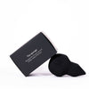 Ein schwarzer Make-up-Schwamm von LH Cosmetics, genannt „The Sponge“, ist neben der passenden schwarzen Box auf weißem Hintergrund abgebildet.