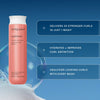 Auf blauem Hintergrund ist eine rosa Flasche Living Proof Curl Conditioner abgebildet, mit einem Text, der die Vorteile für Locken hervorhebt.