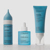 Drei blaue Living Proof.-Kopfhautpflegeprodukte – Scalp Care Exfoliator, Density Serum und Dry Scalp Treatment – werden auf einem weißen Hintergrund angezeigt.