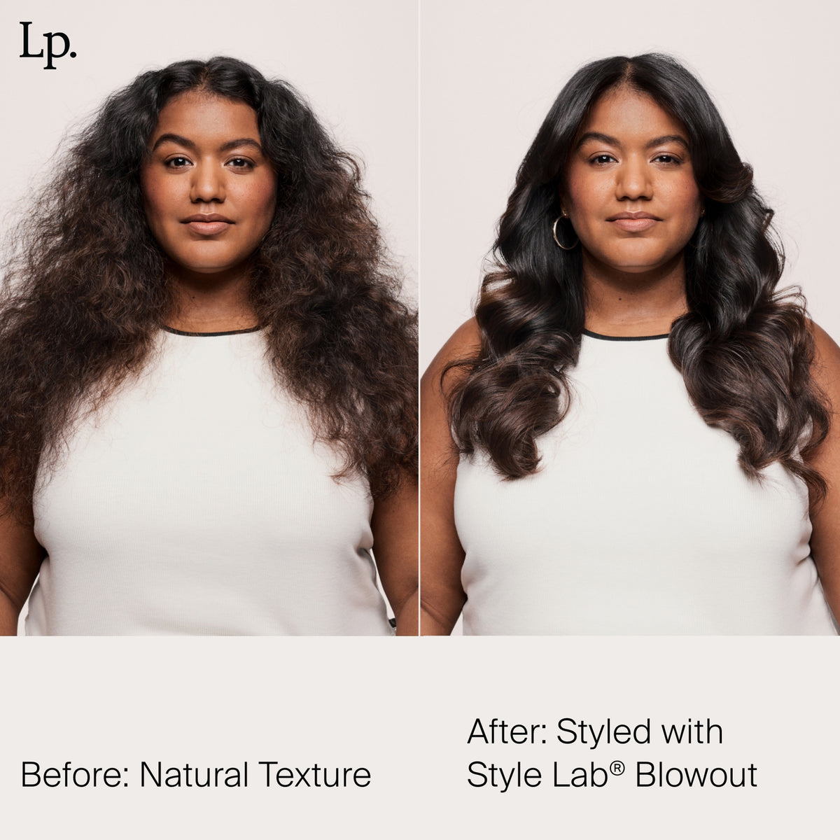 Nebeneinander einer Frau: links mit natürlichem, krausem Haar; rechts mit welligem, voluminösem, gestyltem Haar nach der Verwendung von Living Proof Style Lab Blowout.