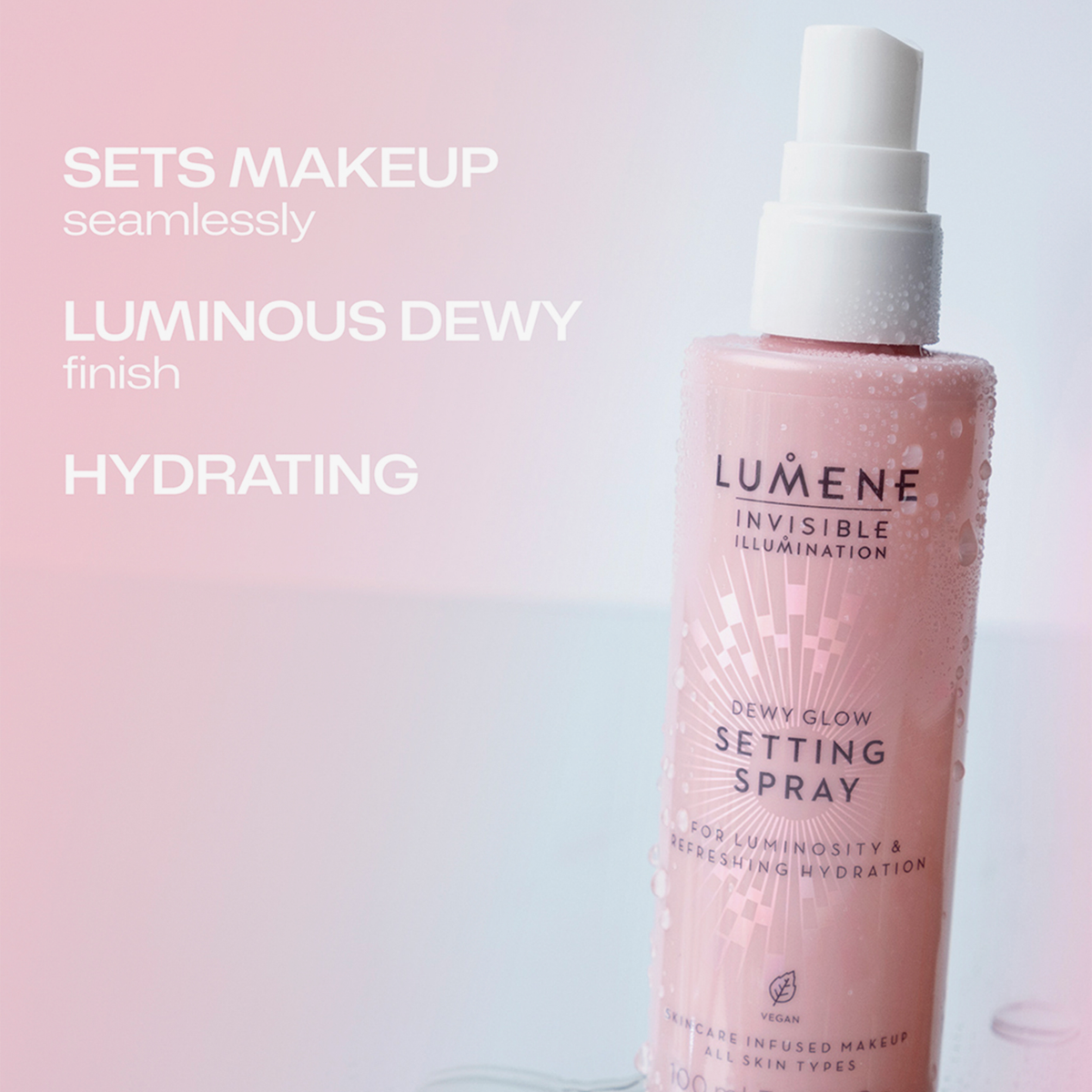 Lumene Invisible Illumination Dewy Glow Setting Spray in rosa Flasche mit Sprühkopf, feuchtigkeitsspendend, für strahlendes Finish vor hellem Hintergrund.