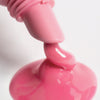 Nahaufnahme des Lip Glow Oil Balm Berry Cream, der auf eine weiße Oberfläche aufgetragen wird